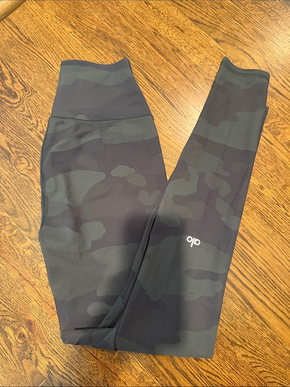 ALO Yoga Women's Black and Gray Camo High-Rise Leggings